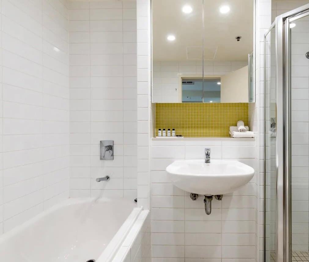 Glenelg Oasis, Pool, Gym, Spa & Sauna, Free Parking, City Views Exterior photo